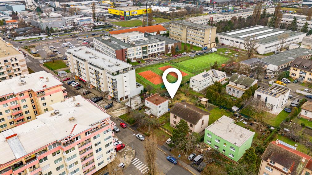 NA KRIŽOVATKÁCH - STAVEBNÝ POZEMOK 686M2 - S RODINNÝM DOMOM