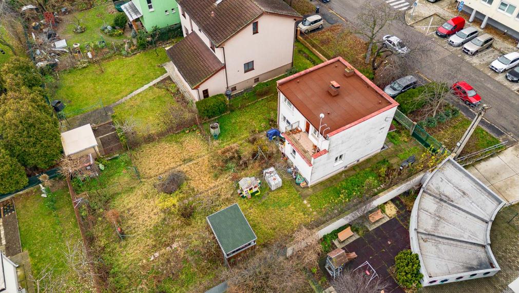 NA KRIŽOVATKÁCH - STAVEBNÝ POZEMOK 686M2 - S RODINNÝM DOMOM