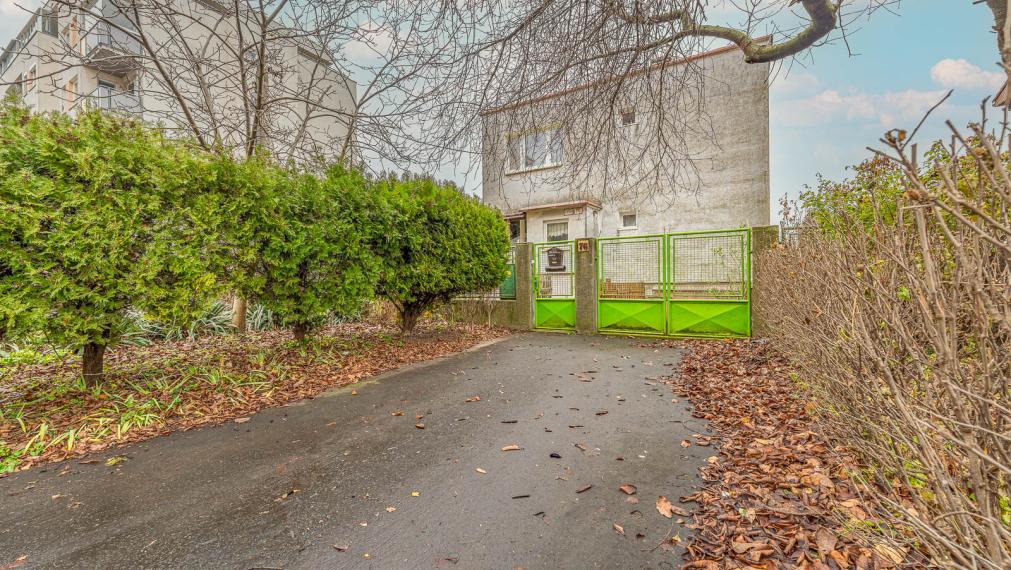 NA KRIŽOVATKÁCH - STAVEBNÝ POZEMOK 686M2 - S RODINNÝM DOMOM