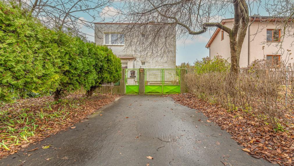 NA KRIŽOVATKÁCH - STAVEBNÝ POZEMOK 686M2 - S RODINNÝM DOMOM