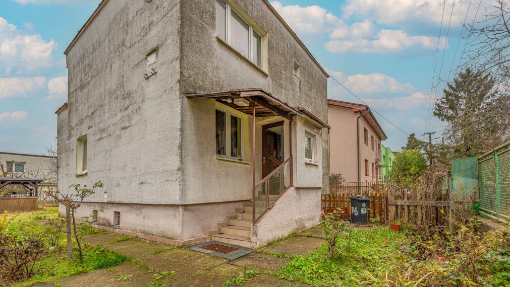 NA KRIŽOVATKÁCH - STAVEBNÝ POZEMOK 686M2 - S RODINNÝM DOMOM