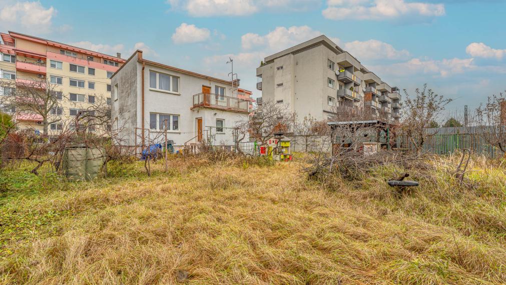 NA KRIŽOVATKÁCH - STAVEBNÝ POZEMOK 686M2 - S RODINNÝM DOMOM