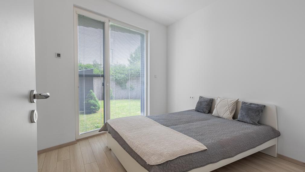 KRÁSNY 2i BYT V NOVOSTAVBE S PREDZÁHRADKOU A PIVNICOU - VONKAJŠIE PARKOVACIE MIESTO