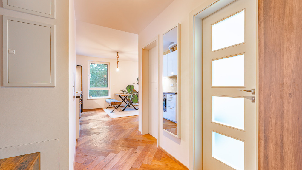 NOVOSTAVBA SOFORA - SLNEČNÝ 2i BYT S LOGGIOU A PIVNICOU OTOČENÝ DO PARKU - PARKOVACIE MIESTO V GARÁŽI