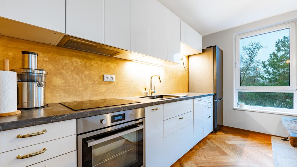 NOVOSTAVBA SOFORA - SLNEČNÝ 2i BYT S LOGGIOU A PIVNICOU OTOČENÝ DO PARKU - PARKOVACIE MIESTO V GARÁŽI