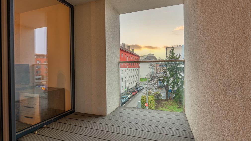 NOVOSTAVBA SOFORA - SLNEČNÝ 2i BYT S LOGGIOU A PIVNICOU OTOČENÝ DO PARKU - PARKOVACIE MIESTO V GARÁŽI