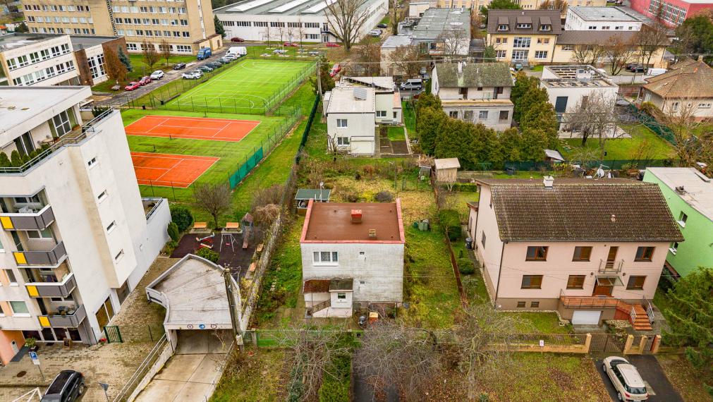 VÝNIMOČNÝ STAVEBNÝ POZEMOK VO VÝBORNEJ LOKALITE RUŽINOVA SO STARŠÍM RODINNÝM DOMOM