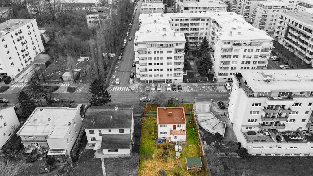 VÝNIMOČNÝ STAVEBNÝ POZEMOK VO VÝBORNEJ LOKALITE RUŽINOVA SO STARŠÍM RODINNÝM DOMOM
