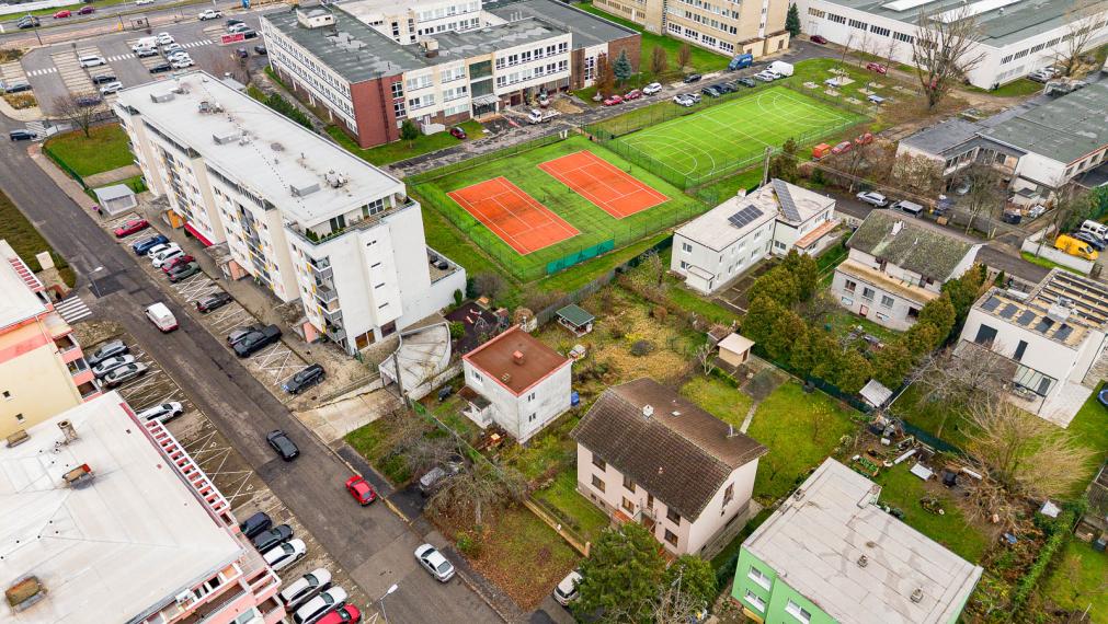 VÝNIMOČNÝ STAVEBNÝ POZEMOK VO VÝBORNEJ LOKALITE RUŽINOVA SO STARŠÍM RODINNÝM DOMOM