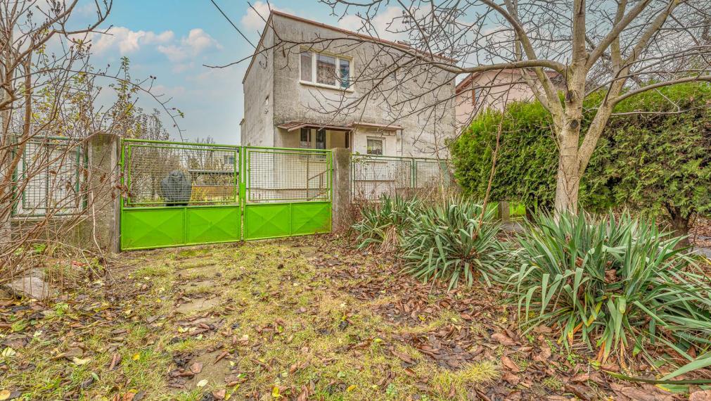 VÝNIMOČNÝ STAVEBNÝ POZEMOK VO VÝBORNEJ LOKALITE RUŽINOVA SO STARŠÍM RODINNÝM DOMOM