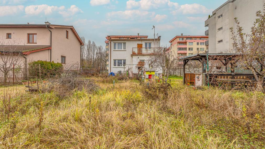 VÝNIMOČNÝ STAVEBNÝ POZEMOK VO VÝBORNEJ LOKALITE RUŽINOVA SO STARŠÍM RODINNÝM DOMOM