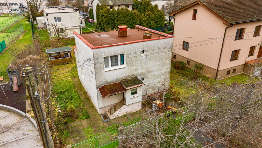 REZERVOVANÉ ! STARŠÍ RODINNÝ DOM NA REKONŠTRUKCIU VO VÝBORNEJ LOKALITE RUŽINOVA - TRNÁVKA