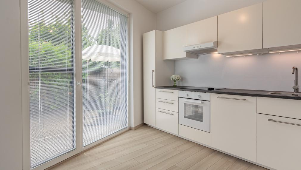 KRÁSNY 2i BYT V REZIDENČNEJ ČASTI TRI VODY - S PREDZÁHRADKOU - PIVNICA