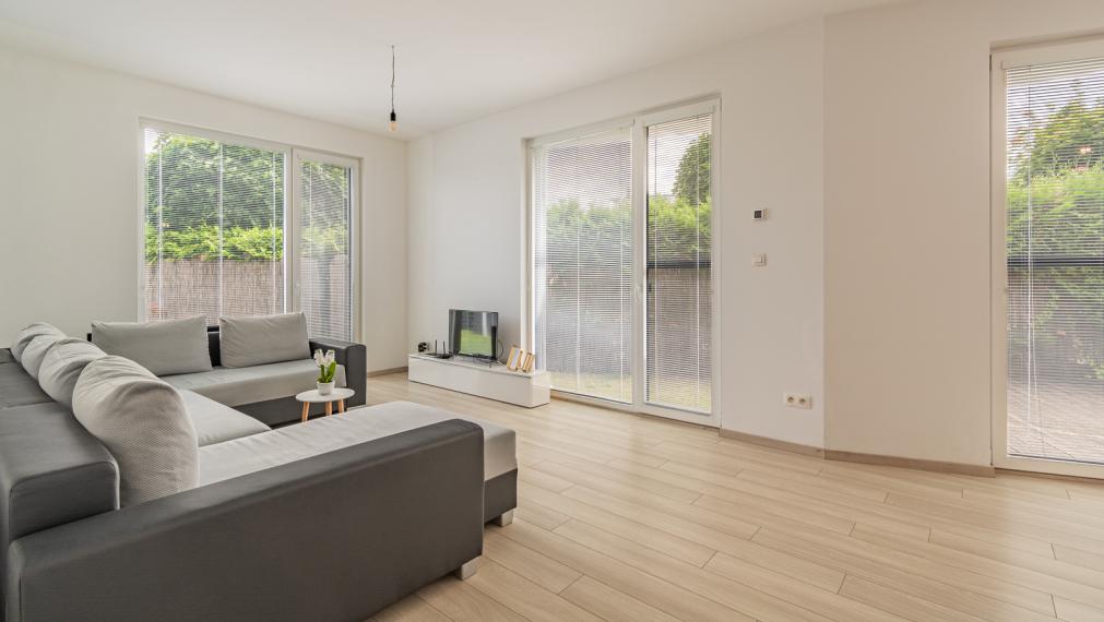 KRÁSNY 2i BYT V REZIDENČNEJ ČASTI TRI VODY - S PREDZÁHRADKOU - PIVNICA