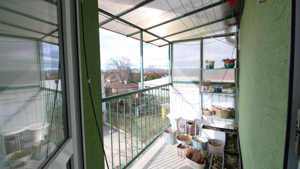 KRÁĽOVA PRI SENCI - ČIASTOČNE ZARIADENÝ 2i BYT S BALKÓNOM A PIVNICOU - 70M2