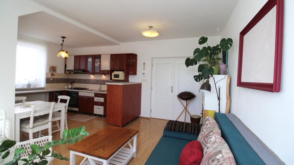 KRÁĽOVA PRI SENCI - ČIASTOČNE ZARIADENÝ 2i BYT S BALKÓNOM A PIVNICOU - 70M2