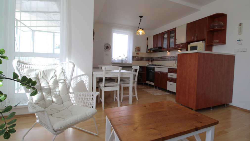 KRÁĽOVA PRI SENCI - ČIASTOČNE ZARIADENÝ 2i BYT S BALKÓNOM A PIVNICOU - 70M2