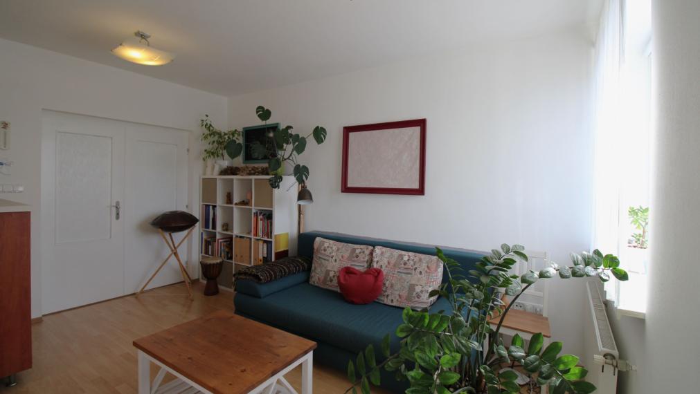 KRÁĽOVA PRI SENCI - ČIASTOČNE ZARIADENÝ 2i BYT S BALKÓNOM A PIVNICOU - 70M2