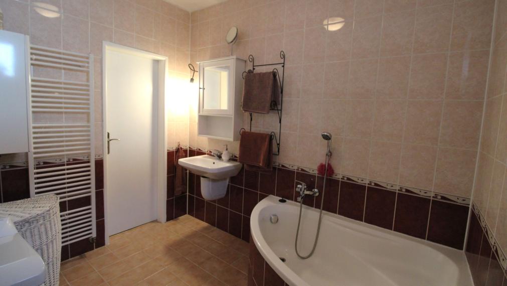 KRÁĽOVA PRI SENCI - ČIASTOČNE ZARIADENÝ 2i BYT S BALKÓNOM A PIVNICOU - 70M2