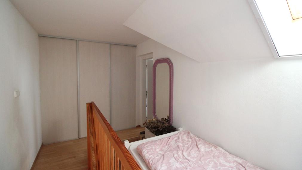 KRÁĽOVA PRI SENCI - ČIASTOČNE ZARIADENÝ 2i BYT S BALKÓNOM A PIVNICOU - 70M2