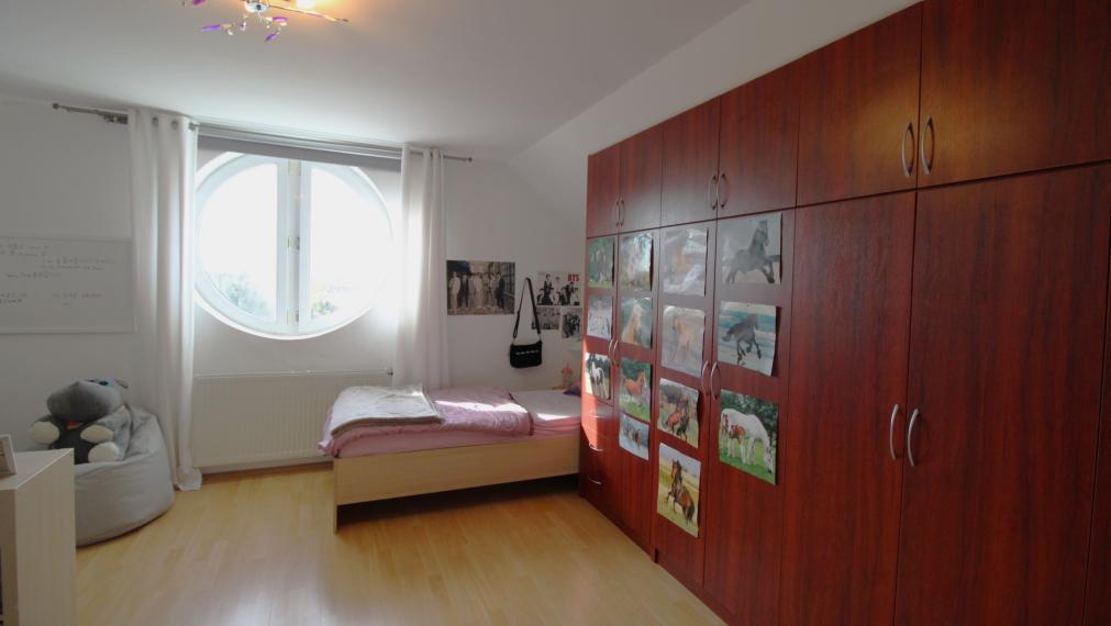 KRÁĽOVA PRI SENCI - ČIASTOČNE ZARIADENÝ 2i BYT S BALKÓNOM A PIVNICOU - 70M2