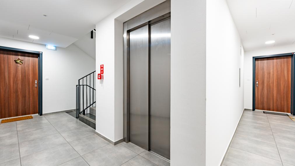 NOVOSTAVBA SOFORA - SLNEČNÝ 2i BYT S LOGGIOU - PIVNICA