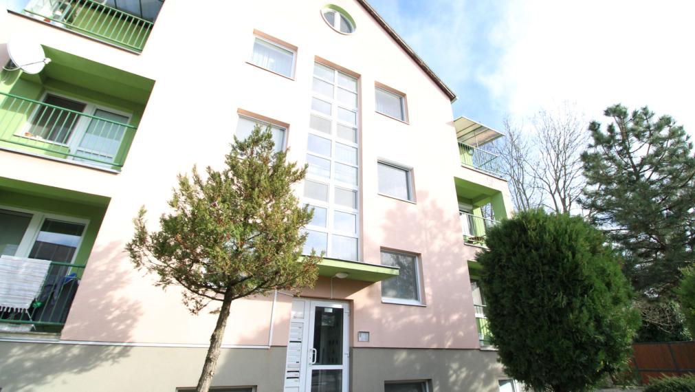 KRÁĽOVA PRI SENCI - ČIASTOČNE ZARIADENÝ 2i BYT S BALKÓNOM A PIVNICOU - 70M2