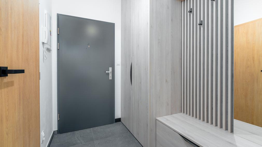 ÚPLNE NOVÝ MODERNÝ 1i BYT S PREDZÁHRADKOU - PIVNICA - PARKOVACIE MIESTO