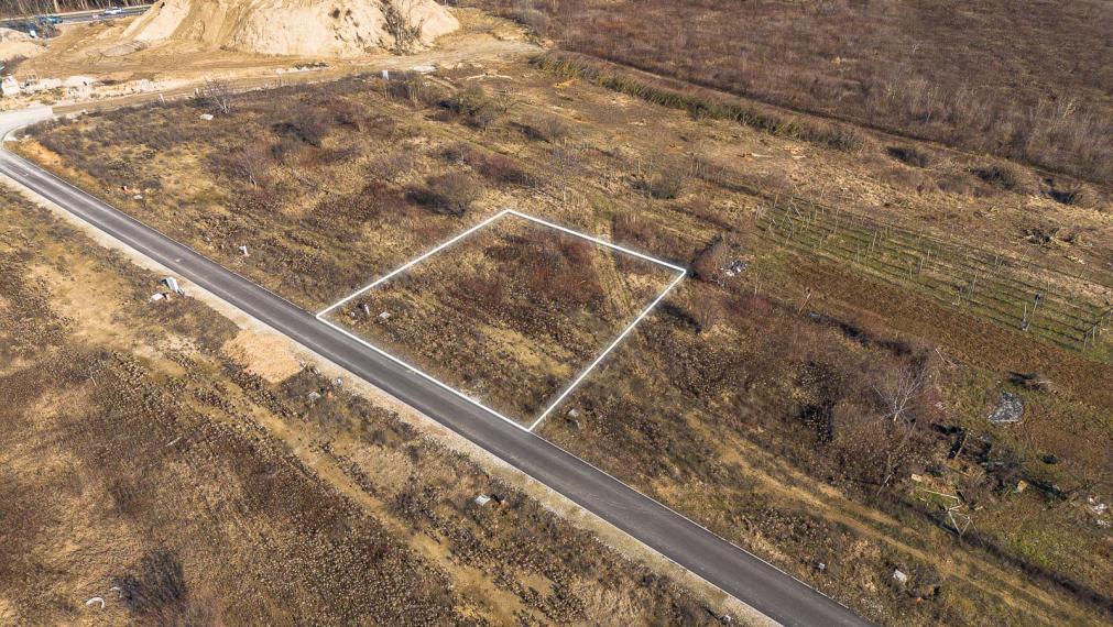 STAVEBNÝ POZEMOK - IVANKA p. DUNAJI - DOMBALE - 586M2