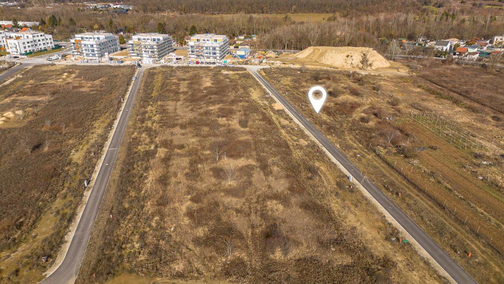 STAVEBNÝ POZEMOK - IVANKA p. DUNAJI - DOMBALE - 586M2