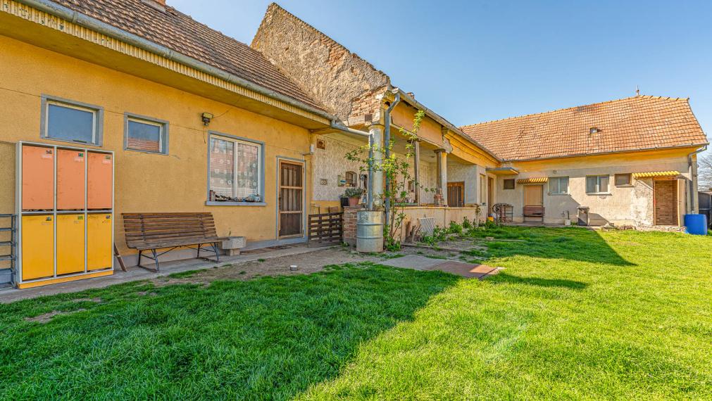 ČAKANY - SAMOSTATNE STOJACI DOM S VEĽKÝM POZEMKOM - MOŽNOSŤ VYUŽITIA AJ NA PODNIKANIE