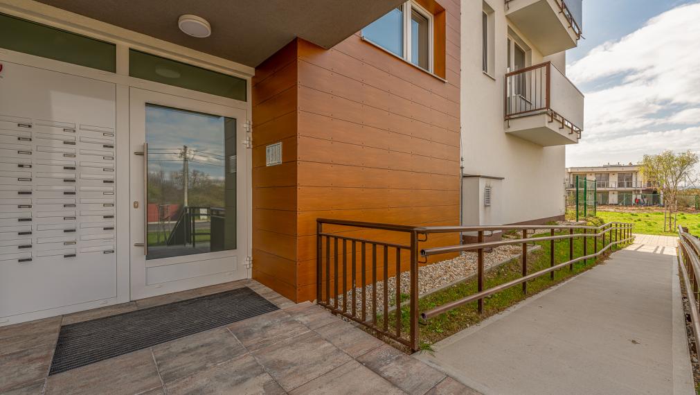 VOĽNÝ IHNEĎ - BERNOLÁKOVSKÁ ul. - ÚPLNE NOVÝ 1i BYT S PREDZÁHRADKOU - PIVNICA