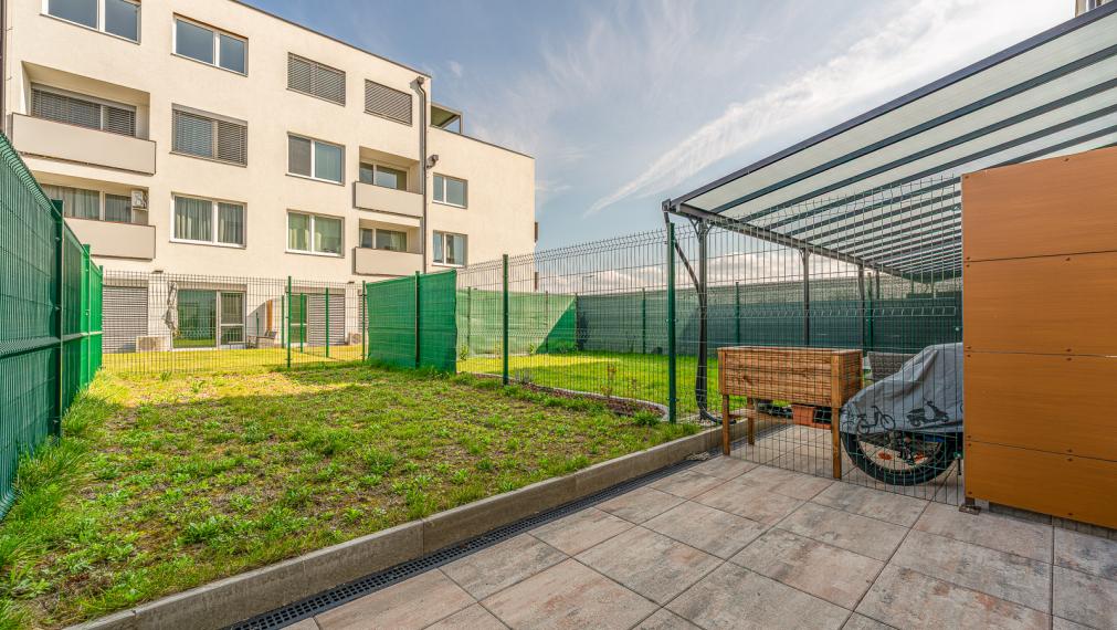 VOĽNÝ IHNEĎ - BERNOLÁKOVSKÁ ul. - ÚPLNE NOVÝ 1i BYT S PREDZÁHRADKOU - PIVNICA