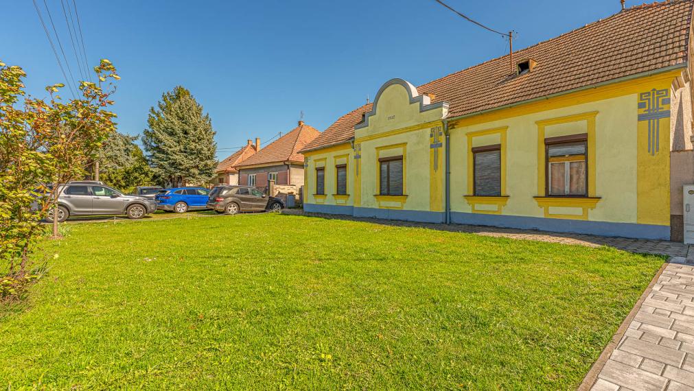 ČAKANY - SAMOSTATNE STOJACI DOM S VEĽKÝM POZEMKOM - MOŽNOSŤ VYUŽITIA AJ NA PODNIKANIE