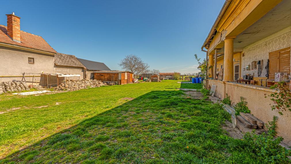 ČAKANY - SAMOSTATNE STOJACI DOM S VEĽKÝM POZEMKOM - MOŽNOSŤ VYUŽITIA AJ NA PODNIKANIE