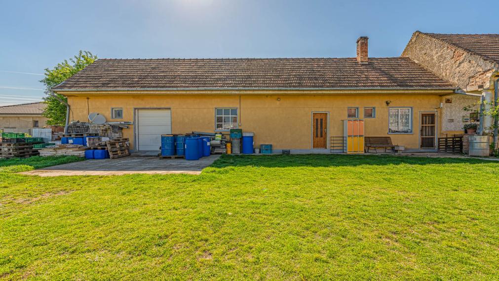 ČAKANY - SAMOSTATNE STOJACI DOM S VEĽKÝM POZEMKOM - MOŽNOSŤ VYUŽITIA AJ NA PODNIKANIE