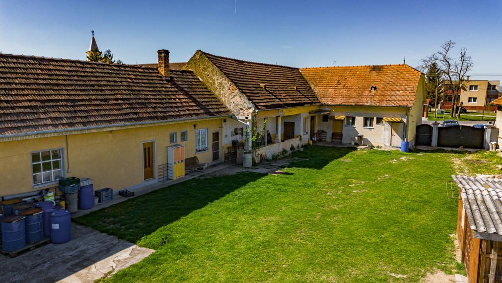 ČAKANY - SAMOSTATNE STOJACI DOM S VEĽKÝM POZEMKOM - MOŽNOSŤ VYUŽITIA AJ NA PODNIKANIE