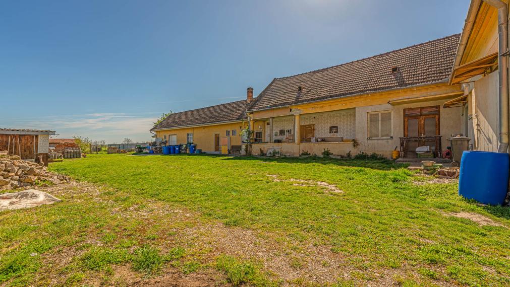 ČAKANY - SAMOSTATNE STOJACI DOM S VEĽKÝM POZEMKOM - MOŽNOSŤ VYUŽITIA AJ NA PODNIKANIE