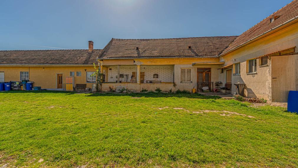 ČAKANY - SAMOSTATNE STOJACI DOM S VEĽKÝM POZEMKOM - MOŽNOSŤ VYUŽITIA AJ NA PODNIKANIE