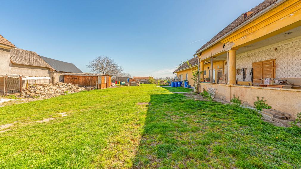 ČAKANY - SAMOSTATNE STOJACI DOM S VEĽKÝM POZEMKOM - MOŽNOSŤ VYUŽITIA AJ NA PODNIKANIE