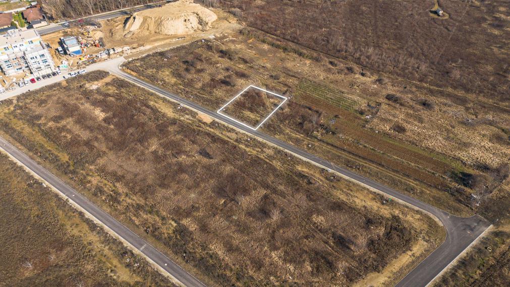 STAVEBNÝ POZEMOK - IVANKA p. DUNAJI - DOMBALE - 586M2