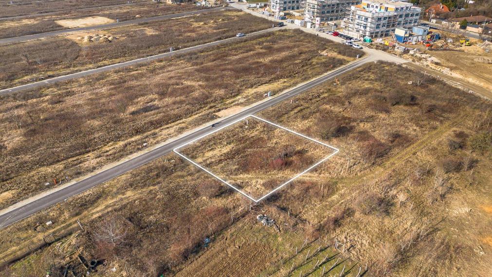 STAVEBNÝ POZEMOK - IVANKA p. DUNAJI - DOMBALE - 586M2