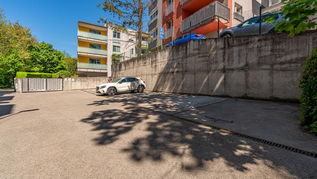 PLNOHODNOTNÝ 3i BYT V BLÍZKOSTI ŽELEZNEJ STUDNIČKY - PIVNICA - 2x PARKING