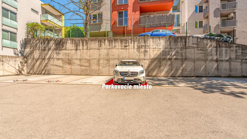 PLNOHODNOTNÝ 3i BYT V BLÍZKOSTI ŽELEZNEJ STUDNIČKY - PIVNICA - 2x PARKING