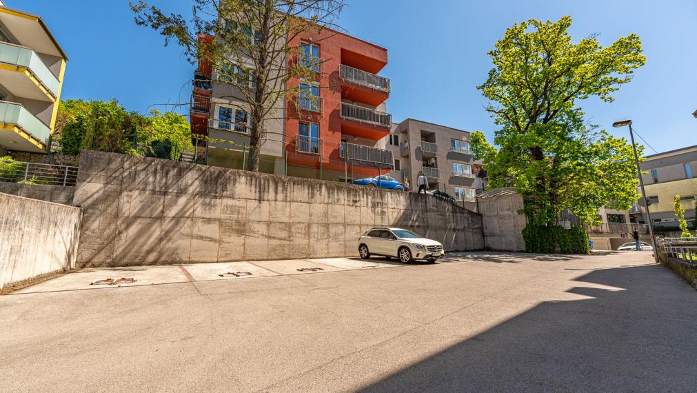 PLNOHODNOTNÝ 3i BYT V BLÍZKOSTI ŽELEZNEJ STUDNIČKY - PIVNICA - 2x PARKING