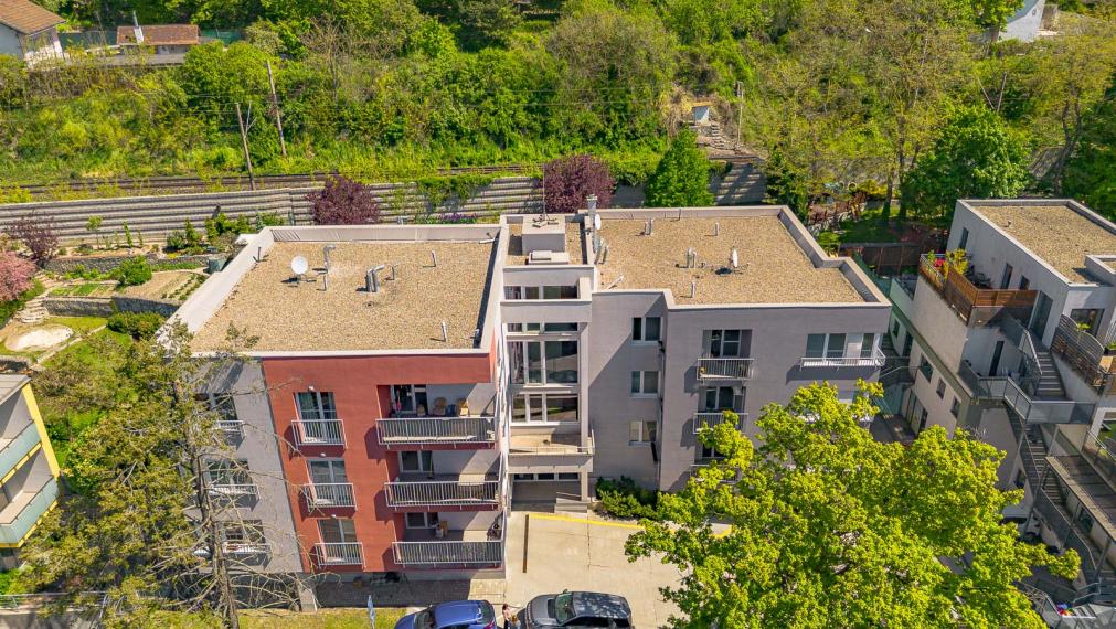 PLNOHODNOTNÝ 3i BYT V BLÍZKOSTI ŽELEZNEJ STUDNIČKY - PIVNICA - 2x PARKING