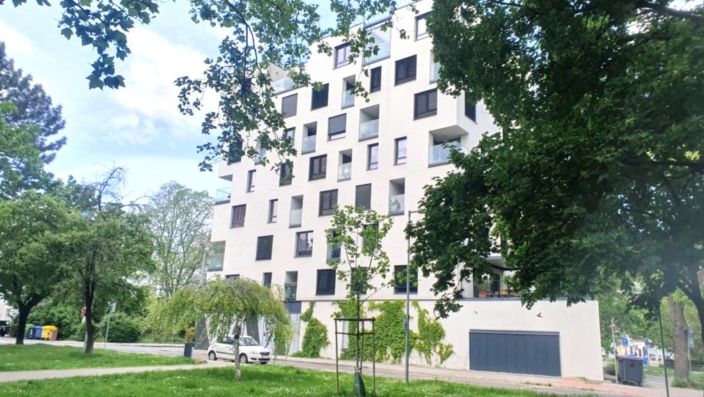 NOVOSTAVBA SOFORA - SLNEČNÝ 2i BYT S LOGGIOU - OTOČENÝ DO PARKU - PIVNICA