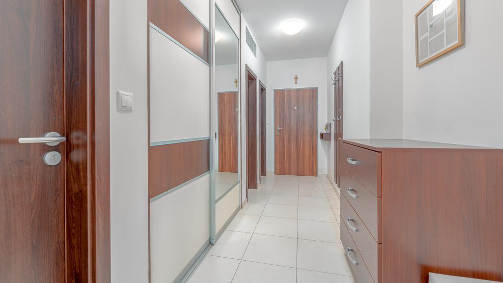 PLNOHODNOTNÝ 3i BYT V BLÍZKOSTI ŽELEZNEJ STUDNIČKY - PIVNICA - 2x PARKING