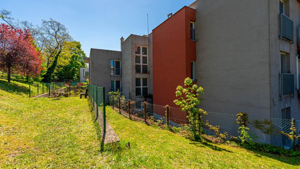 PLNOHODNOTNÝ 3i BYT V BLÍZKOSTI ŽELEZNEJ STUDNIČKY - PIVNICA - 2x PARKING