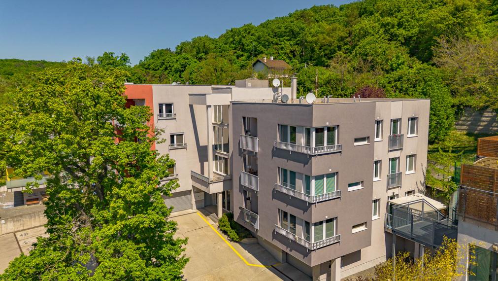 PLNOHODNOTNÝ 3i BYT V BLÍZKOSTI ŽELEZNEJ STUDNIČKY - PIVNICA - 2x PARKING